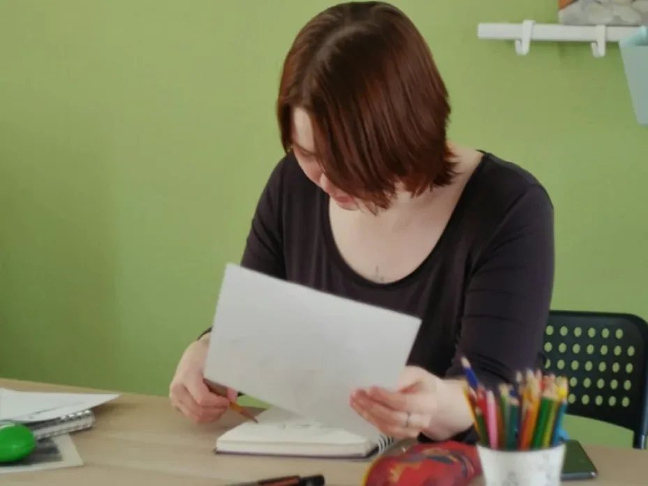 Professora de redação corrigindo no papel